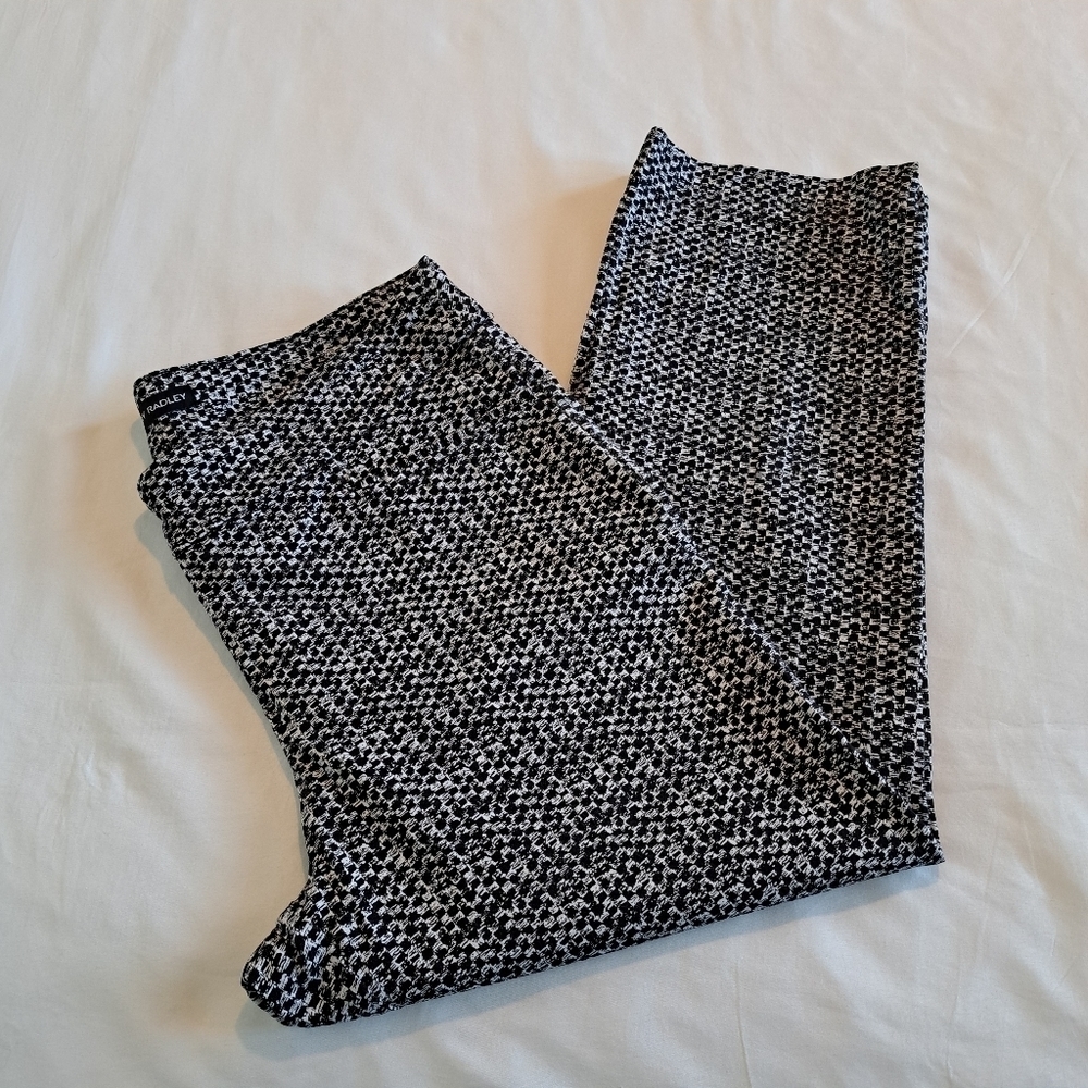Hilary Radley women's Medium cropped pull on pants black & white